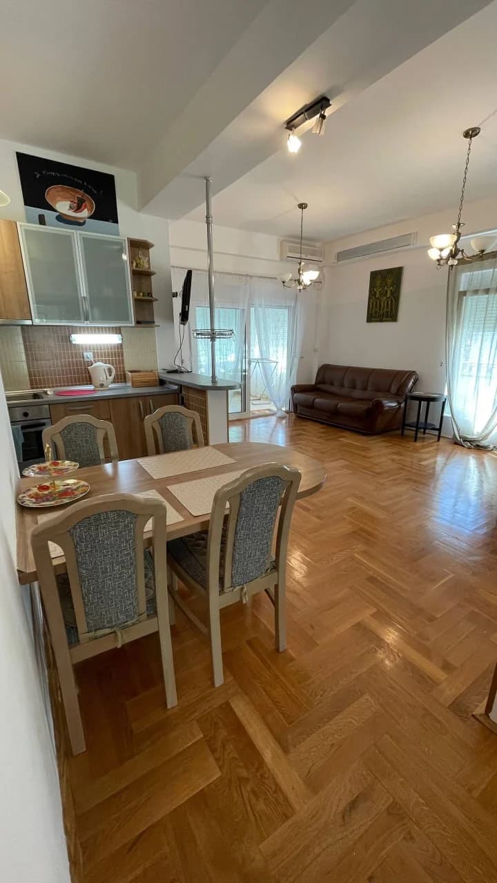 Na prodaju udoban dvosoban stan u mirnom dijelu Budve, u zgradi sa zatvorenom i privatnom teritorijom. - 1