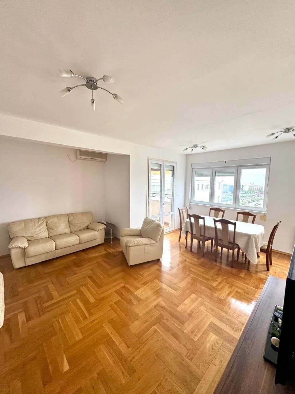 ПОСУТОЧНАЯ АРЕНДА В ЦЕНТРЕ БАРА – ПРОСТОРНАЯ КВАРТИРА 104 М² С ВИДАМИ НА МОРЕ И ГОРЫ - 1