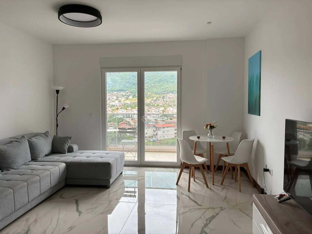 Современная квартира с одной спальней в жилом комплексе Emerald Residence с видом на море и горы. - 1