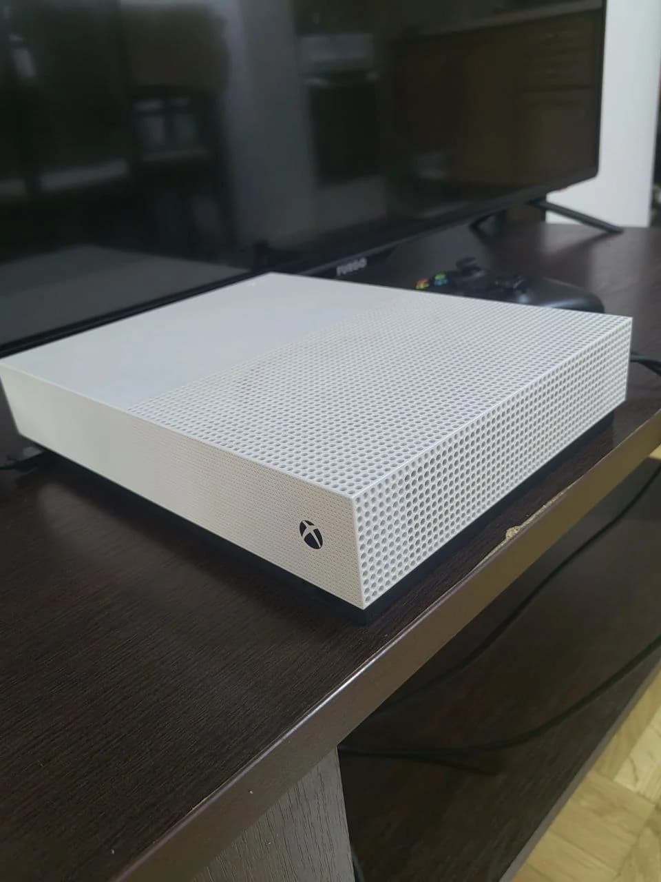 Xbox One S 512GB + 3 геймпада - 1