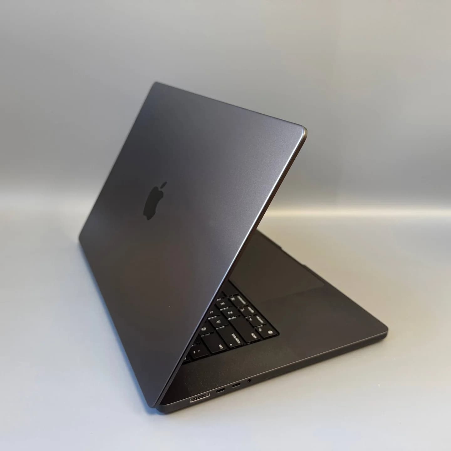 Ноутбук MacBook Pro 16, чип M3 Pro, 18 ГБ / 512 ГБ SSD - 1