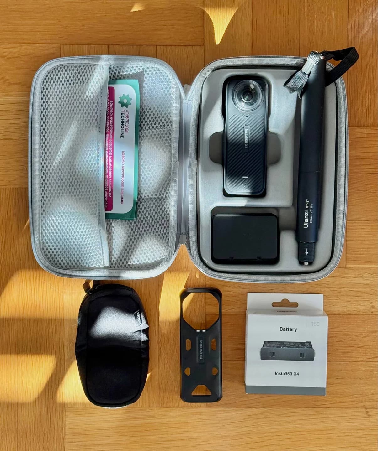 Insta 360 X4 + дополнительная батарея, карта памяти, селфи-палка и кейс - 1