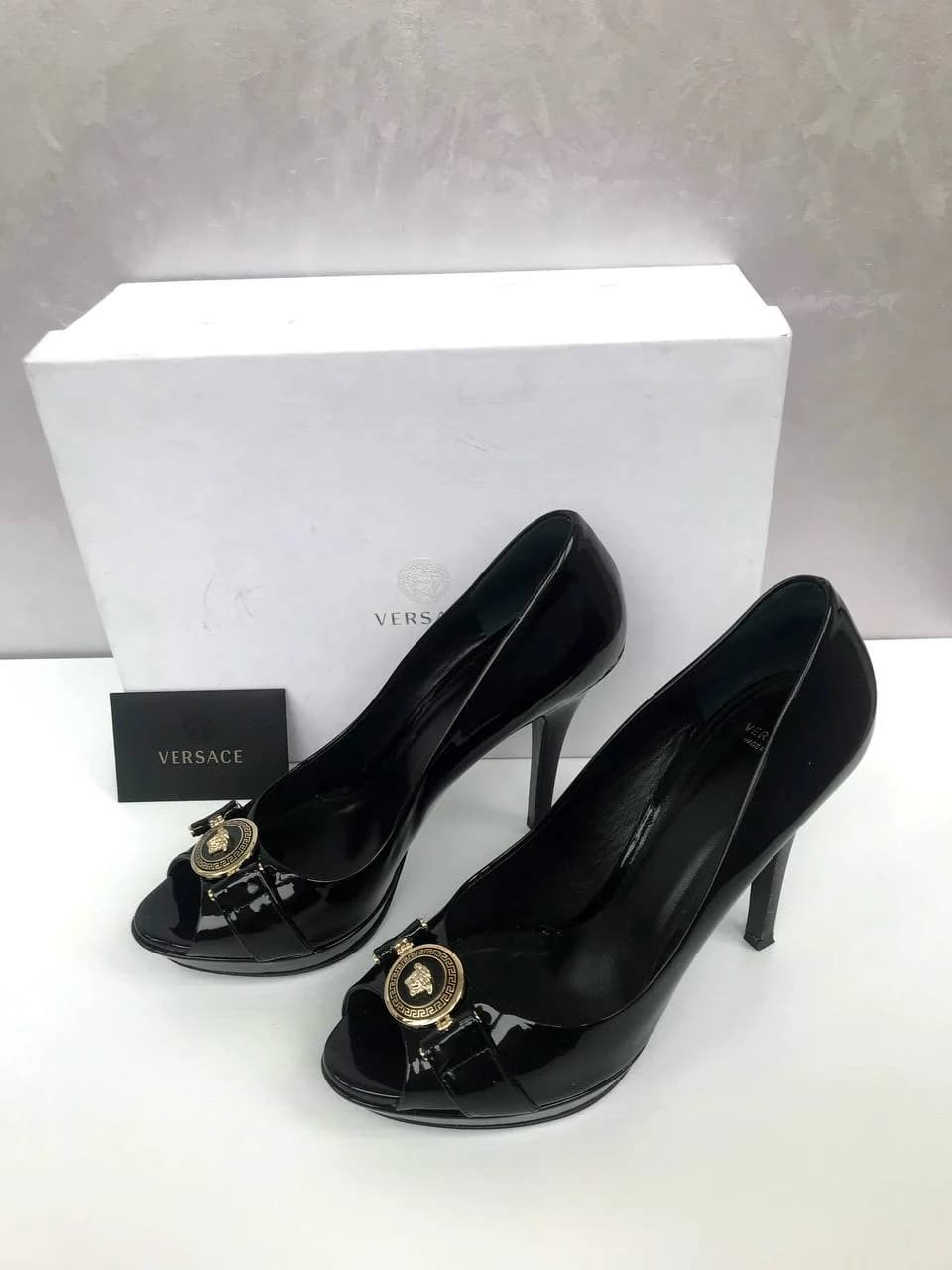 Комплект из лакированной кожи Versace (туфли + клатч) - 1