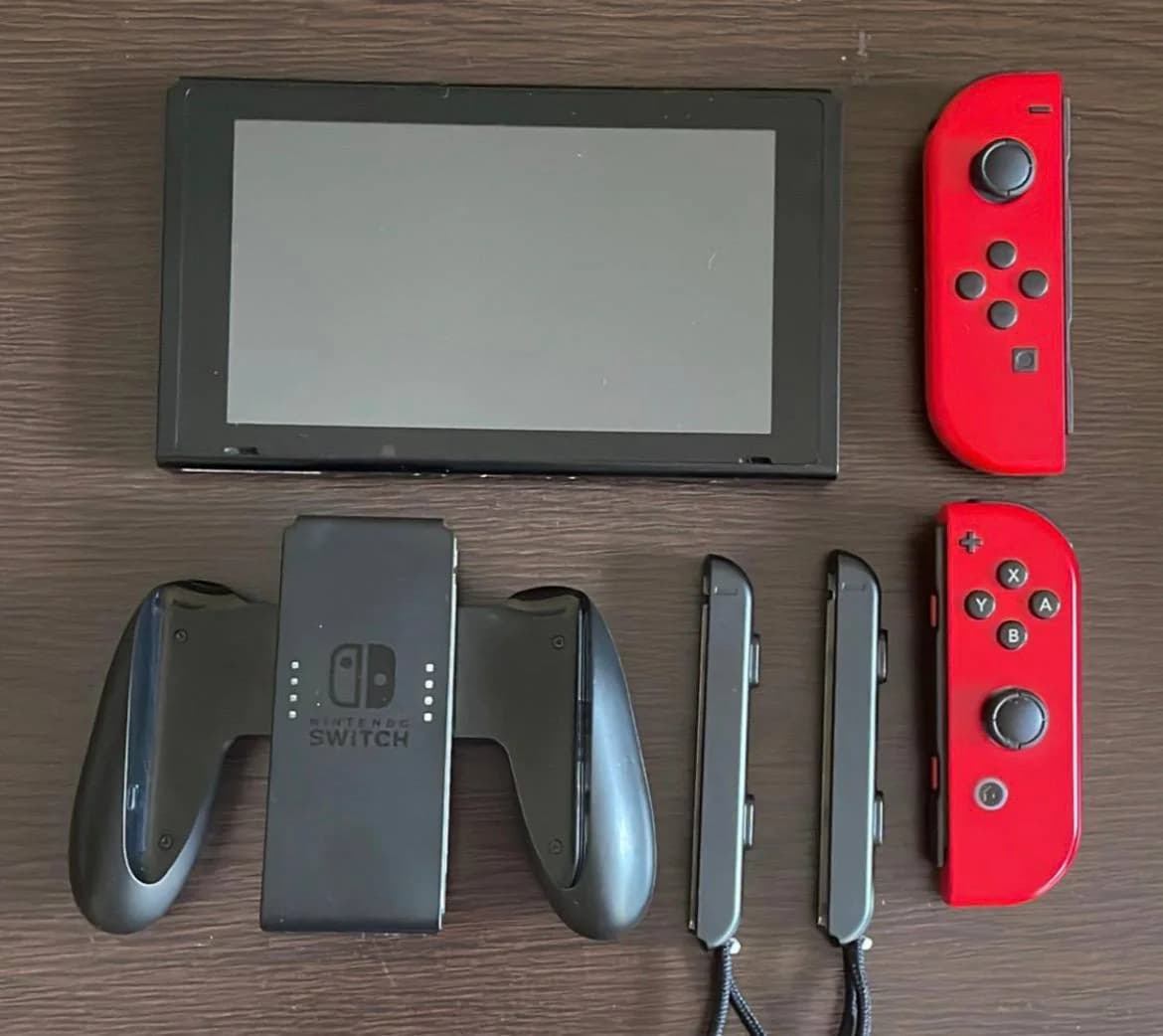 Продам Nintendo Switch (1-е поколение) с красными Joy-Con + игра Splatoon 2. - 1