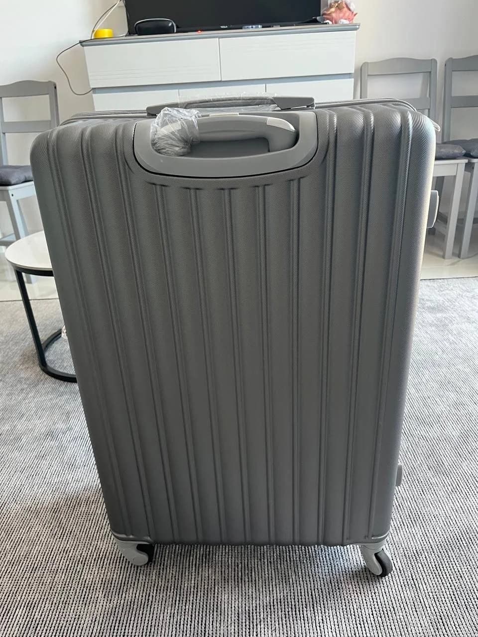 Новый чемодан L+ — идеальное состояние, 60 € - 1