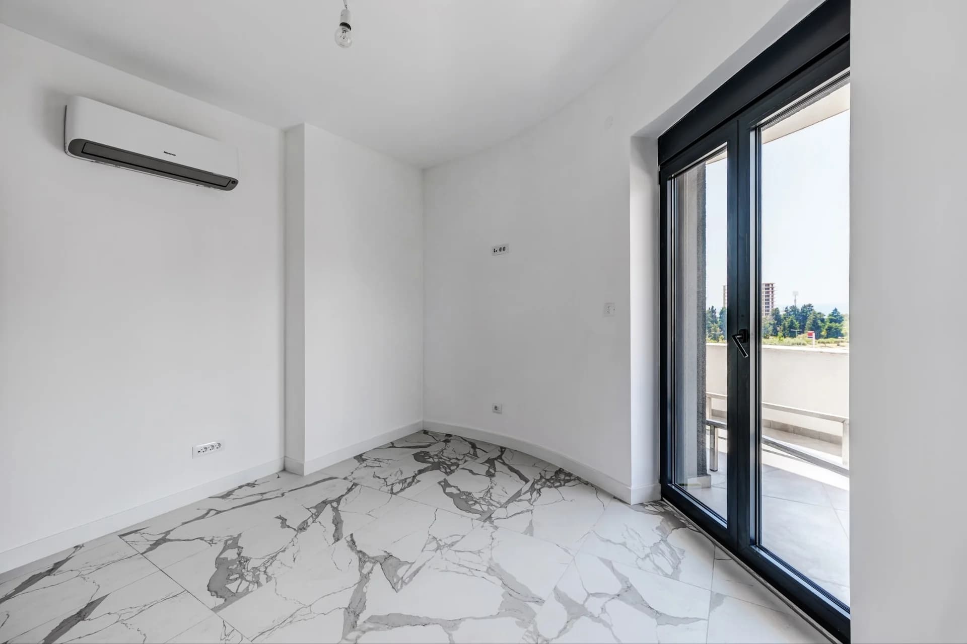 ПРОДАЁТСЯ ДВУХКОМНАТНАЯ КВАРТИРА 93,57 М² В БАРЕ – 500 М ДО МОРЯ - 1
