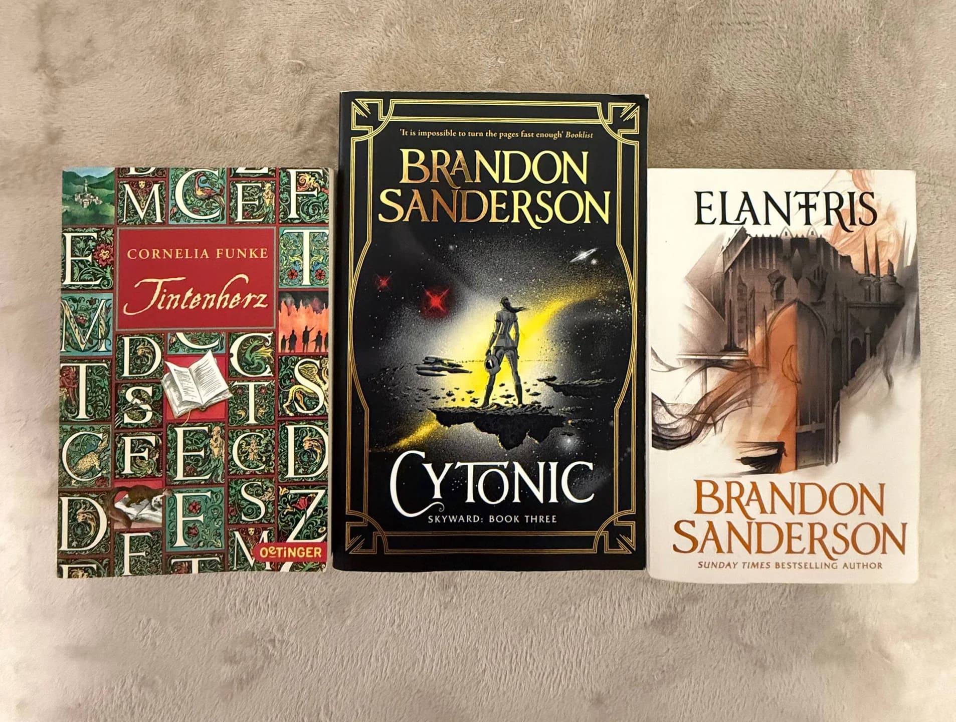 Книги Brandon Sanderson "Cytonic"/"Elantris" на английском, "Tintenherz" на немецком - 1