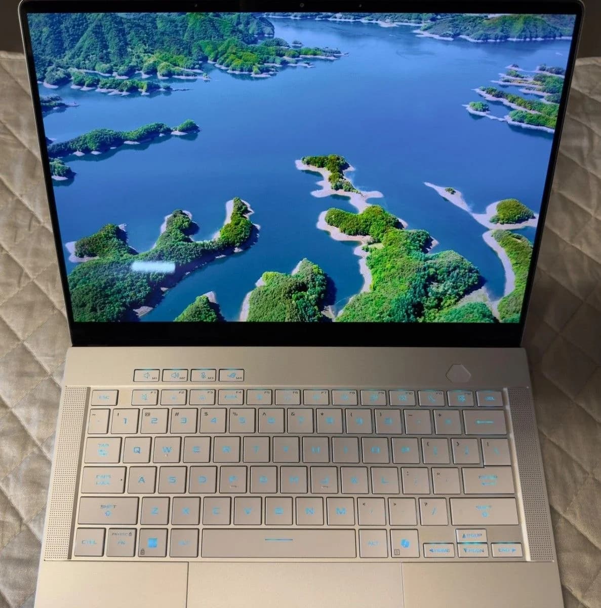 Продаю ноутбук ASUS ROG Zephyrus G14 2025 года в идеальном состоянии - 1