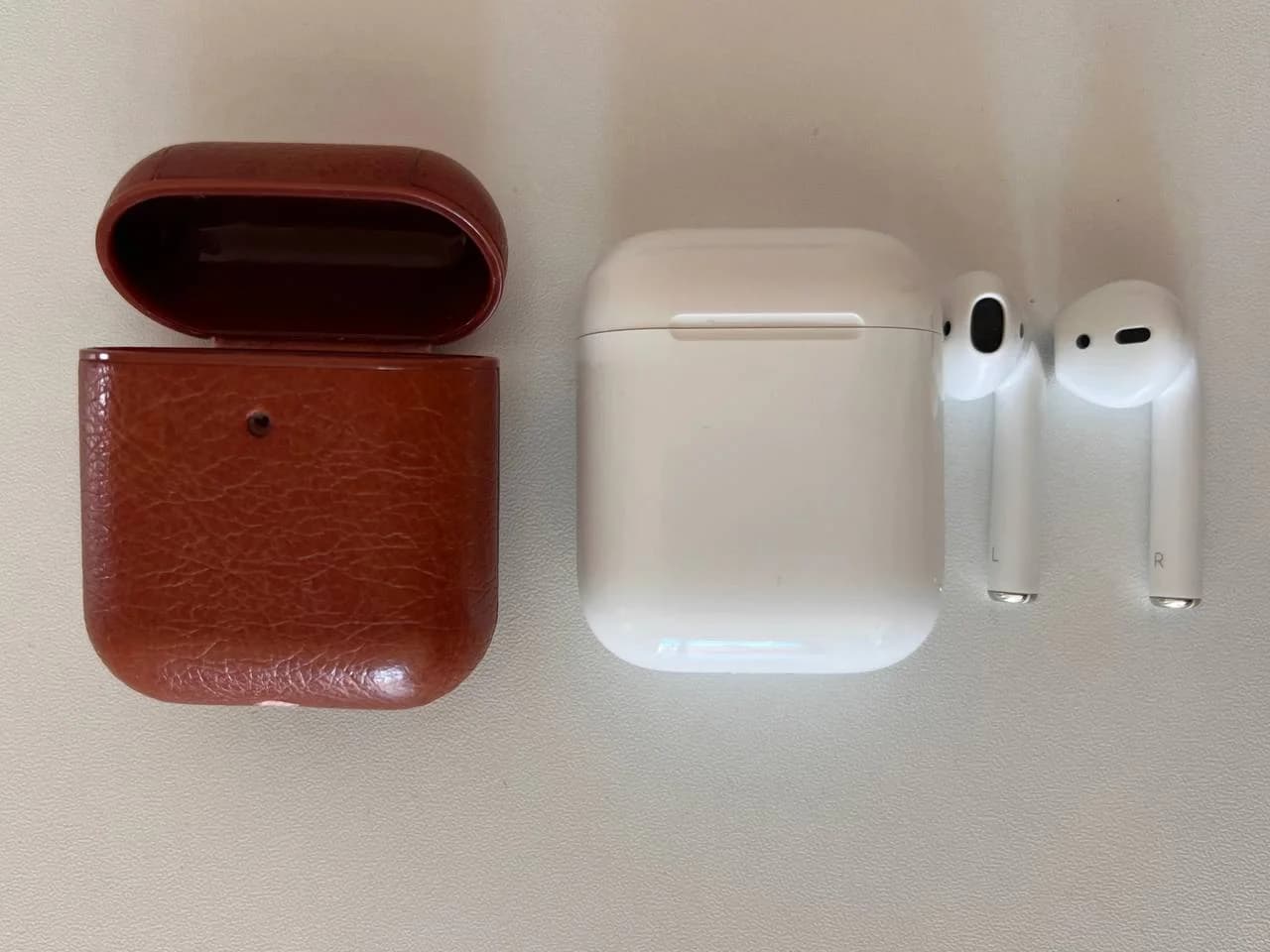 Продаю AirPods 2 вместе с чехлом из искусственной кожи. - 1