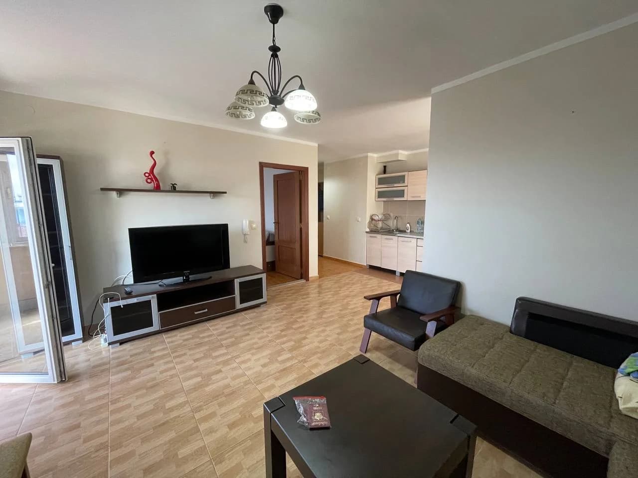 Продается просторная квартира с двумя спальнями в Будве, район Лази - 1