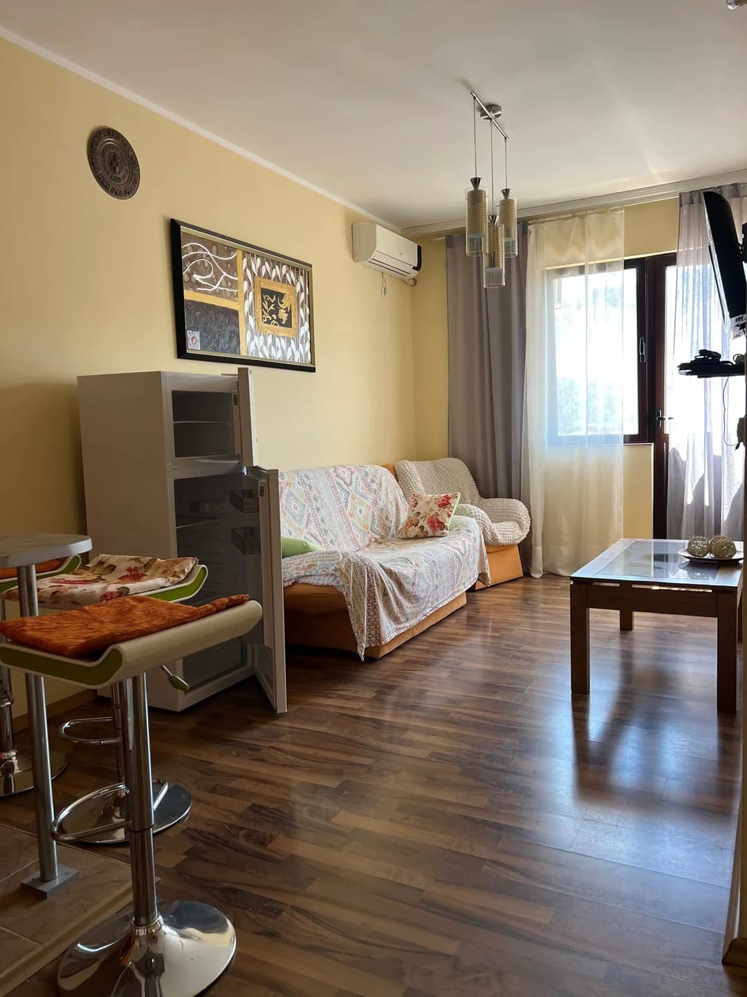 ПРОДАЁТСЯ ОДНОКОМНАТНАЯ КВАРТИРА 42 М² В СУТОМОРЕ — 4 ЭТАЖ, ПАРКОВКА! - 1