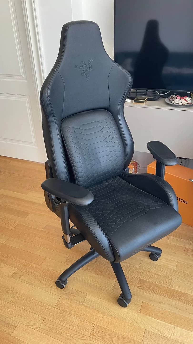 Продаю игровое кресло Razer Iskur Black в хорошем состоянии. - 1
